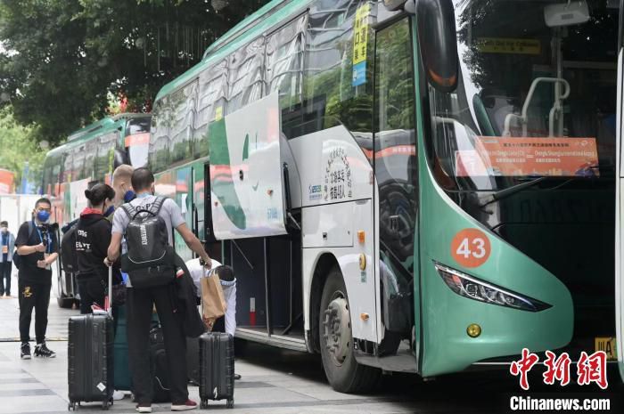 志成（古天乐 饰）还在警校的时辰便被派往潜进黑社会的洪兴社做卧底，智勇的志成后来成了帮中老迈飞龙（刘德华 饰）的欣赏。多年来上司都要求志成交出飞龙的犯法证据，但志成发现飞龙不外是一位商人罢了，更发现飞龙有放下屠刀的意图。                                  飞龙有一位好兄弟阿豹（黄秋生 饰）由于被出卖， 被警方打至重伤瘫痪了，儿子文俊（谭耀文 饰）决心要为父亲报仇，更要夺得江湖上老迈的位置，因而